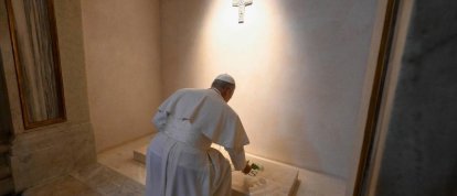 León XIV deposita una rosa blanca, de significación teresiana, sobre la tumba de Francisco.