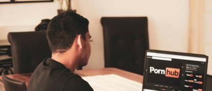 Un hombre viendo Pornhub.