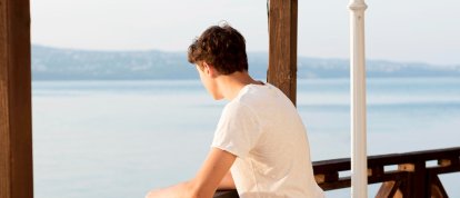 Un hombre mirando al horizonte.