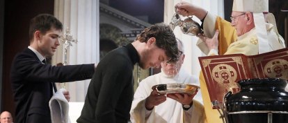Dermot Farrell, arzobispo de Dublín, bautiza a Vincent DuPont, en la Vigilia Pascual de 2025