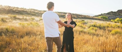 Hombre y mujer en el campo