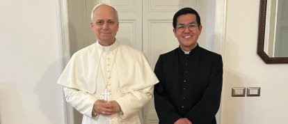 León XIV, ya Papa, con su secretario en Chiclayo, Jasson Sempertigue.