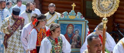 Procesión con imagen de la Virgen y trajes típicos rusinos en el santuario de Litmanova, Eslovaquia, en 2022
