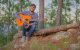 Andrés Ferrera, completamente acústico y unplugged -desenchufado-, en la Creación de Dios
