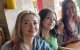 Claudia Marcela, con sus dos hijas; tiene también un chico.