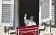 El Papa saluda a los fieles durante el rezo del Ángelus este domingo en la Plaza de San Pedro.