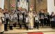 El Obispo castrense con niños y jóvenes scouts católicos con las fotos de los 29 capellanes el pasado 11 de abril.