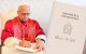El Papa León XIV firmando su primera carta encíclica "Magnifica humanitas”