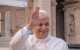 El Papa León XIV saluda a los fieles congregados en la plaza de san Pedro