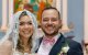 Unos sonrientes novios después de celebrar su boda católica