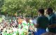 Un momento de la lectura de la declaración a favor de la vida ante los manifestantes.