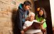 Una abuelita leyendo un libro a sus nietos
