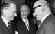 Alcide de Gasperi (izquierda de la foto) saluda a Robert Schuman (derecha) en presencia de Konrad Adenauer (centro): los «padres» de la Unión Europea, los tres católicos practicantes, no reconocerían en qué se ha convertido su criatura.