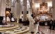 El padre Emmanuel, nigeriano, se dirige a los asistentes a la Noche de los Testigos en presencia del cardenal Cobo.