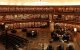 Estudiantes en una biblioteca universitaria