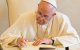 El Papa Francisco escribiendo.