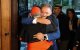 Yamandú Oris, presidente de Uruguay, abraza efusivamente al cardenal Sturla al llegar a la catedral de Montevideo