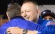 El astronauta Butch Wilmore, al volver a la Tierra, abraza a sus compañeros