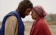 Jonathan Roumie y Vanessa Benavente como Jesús y su madre, María, en una escena de The Chosen de la temporada 2
