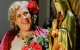 La cantautora panameña con flores a la Virgen de Guadalupe; ha ganado un Catholic Music Award con una canción mariana