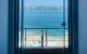 Ventana que da a una playa.