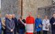 El cardenal Zuppi en 2024 con la alcaldesa y autoridades de Marzabotto, donde los nazis fusilaron casi 800 civiles, 200 de ellos menores