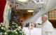 León XIV enciende una vela por los enfermos ante la Virgen de Lourdes tras su catequesis del miércoles en el Aula Pablo VI