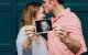 Una pareja muestra la ecografía de su bebé... en España hay un pequeño repunte de natalidad, que no compensa los fallecimientos