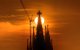 La cruz de Jesucristo culmina la Sagrada Familia al atardecer: árbol de la Vida elevado sobre Barcelona, para que el mundo mire al cielo