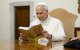 León XIV lee un libro publicado en el Vaticano que recoge sus mejores discursos como prior general de los agustinos.