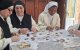 Religiosas contemplativas confeccionando rosarios para la visita del Papa león XIV a España