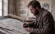 Antonio Gaudí, andrajoso, delineando la Sagrada Familia en la serie de vídeos IA Con El Papa