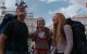 Jóvenes mochileros alzan la mirada en la Puerta del Sol en Madrid, en el vídeo de bienvenida a León XIV