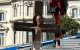 Operarios colocando el Cristo que presidirá el altar de la Santa Misa en Cibeles