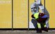 Un operario prepara unas vallas por la venida de León XIV a España, que dura 7 días con unos 30 actos públicos