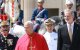 El Papa pasa revista a la Guardia Real que forma en su honor a la entrada del Palacio Real de Madrid, acompañado de Felipe VI