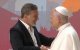 El actor Antonio Banderas saluda al Papa León XIV en el Movistar Arena