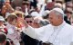 El Papa León XIV bendiciendo un bebé en las calles de Madrid