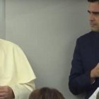 El Papa, acompañado del director interino de la Oficina de Prensa Alessandro Gisotti, respondió las preguntas de los periodistas en el avión