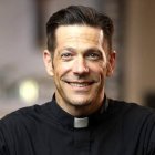 El Padre Mike Schmitz