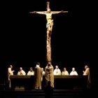 Eucaristía celebrada por los monjes benedictinos en el interior de la basílica del Valle de los Caídos.