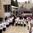 La ciudad de Belén se llenó este 25 de diciembre de cientos peregrinos para participar en las diferentes celebraciones litúrgicas en los lugares más significados del nacimiento de Jesús. El Patriarca Latino presidió la más solemne: "Con el nacimiento de Cristo, algo empieza a cambiar. Nace una nueva oportunidad de relación entre los hombres, un nuevo estilo de vida basado en la dignidad de cada hombre y mujer".