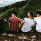 Varios jóvenes amigos varones en unas colinas