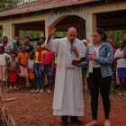 Un misionero bendice el fuego en un acto litúrgico en el bosque.