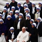 Hermanas de la caridad con el Papa Francisco.