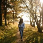Mujer caminando.