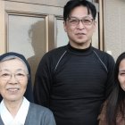 Akira, en el centro, se bautizó en mayo. A su izquierda la hermana sss y, a la derecha, su mujer Jocelyn.