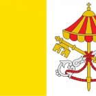 El escudo heráldico vaticano con el conopeo de Sede Vacante, en rojo y dorado, sobre las llaves de San Pedro