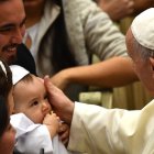 El Papa Francisco con un niño.