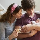 Un matrimonio con su hijo.